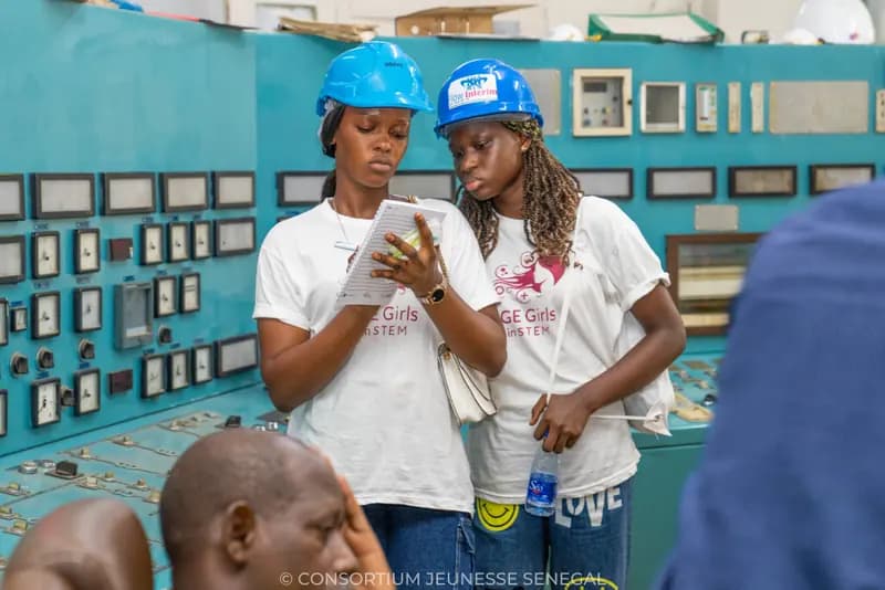 Jeunes filles en visite technique dans le cadre du programme Girls in STEM